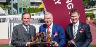 John Size celebrates his 1,500th Hong Kong win with HKJC Chief Executive Officer Mr Winfried Engelbrecht-Bresges and Executive Director, Racing, Mr Andrew Harding.