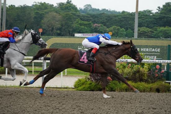 Ejaz (Manoel Nunes) overtakes Illustrious (Ryan Curatolo) to win the Class 3 race.